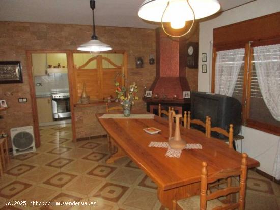 Chalet en venta de dos plantas, con piscina y tres almacenes. - TARRAGONA