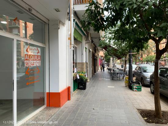 LOCAL COMERCIAL REFORMADO, EN LA MISMA AVDA. SANTOS JUSTO Y PASTOR, MUCHO PASO DE GENTE. - VALENCIA