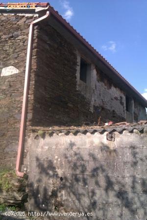 CASA  DE PIEDRA CON FINCA Y HORREO - PONTEVEDRA