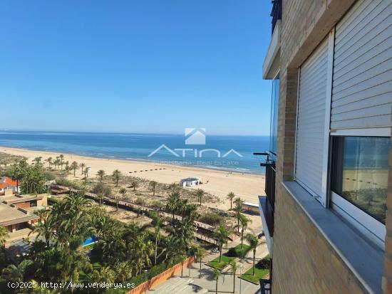 Apartamento con vistas abiertas al mar y la montaña situado en 1ª línea playa de Gandia a solo 20