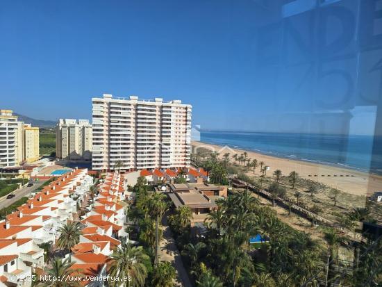 Apartamento con vistas abiertas al mar y la montaña situado en 1ª línea playa de Gandia a solo 20