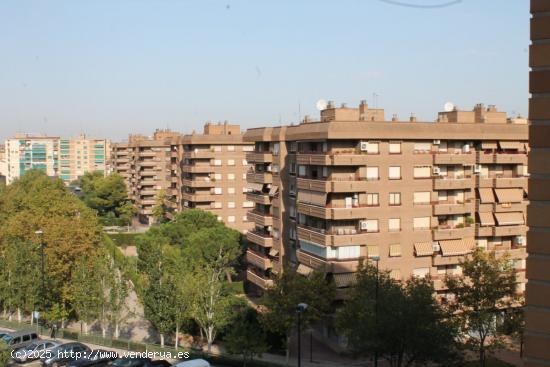 Se alquila piso amueblado , frente al castillo de la Aljaferia, calle Emilio Alfaro 2, de Zaragoza -