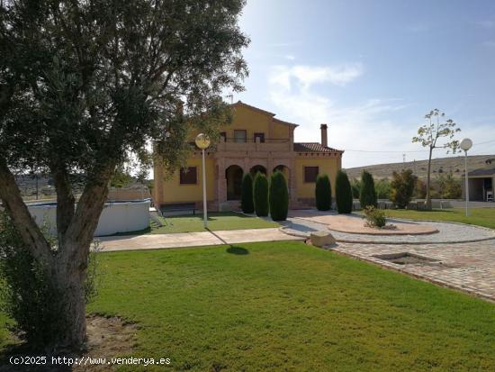 SE VENDE FANTASTICO CHALET - ALICANTE