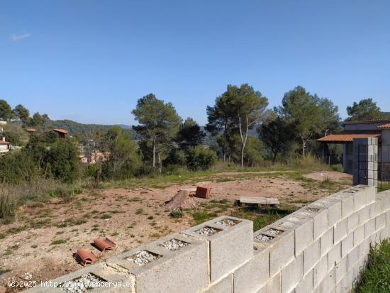 TERRENO CON PROYECTO DE CASA - BARCELONA