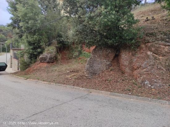 TERRENY URBÀ ENVOLTAT DE NATURALESA - BARCELONA