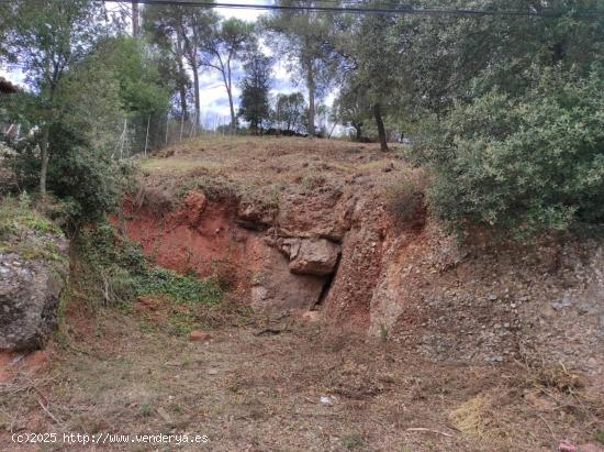 TERRENY URBÀ ENVOLTAT DE NATURALESA - BARCELONA