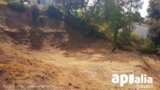 TERRENO ESQUINERO SIN VECINOS - BARCELONA