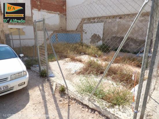 TERRENO ENTRE LA SANTISIMA TRINIDAD Y EL PASEO CALVARIO - ALICANTE