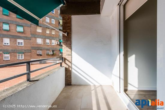 PISO DE 4 HABITACIONES REFORMADO A LA CREU ALTA CON 2 PLAZAS DE PARKING - BARCELONA