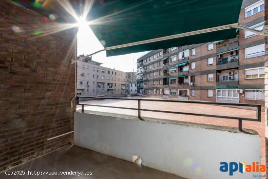 PISO DE 4 HABITACIONES REFORMADO A LA CREU ALTA CON 2 PLAZAS DE PARKING - BARCELONA