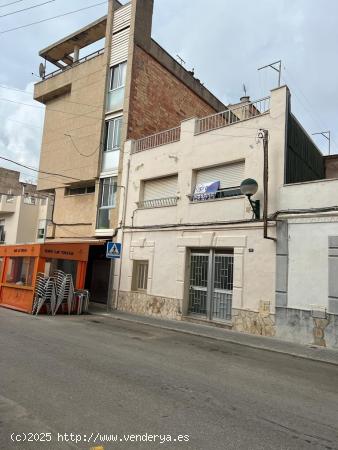 TU CASA IDEAL PARA PONER UN COMERCIO EN EL BAJO Y VIVIR EN EL PISO DE ARRIBA!!! - TARRAGONA