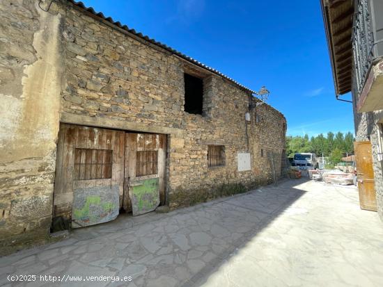  Se vende en el centro de Santa Cilia de Jaca casa histórica con amplio patio. - HUESCA 