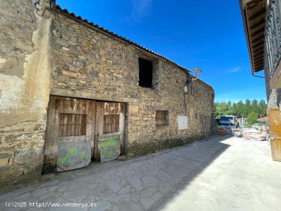 Se vende en el centro de Santa Cilia de Jaca casa histórica con amplio patio. - HUESCA