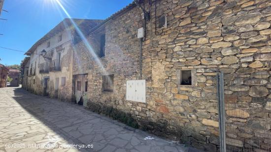 Se vende en el centro de Santa Cilia de Jaca casa histórica con amplio patio. - HUESCA