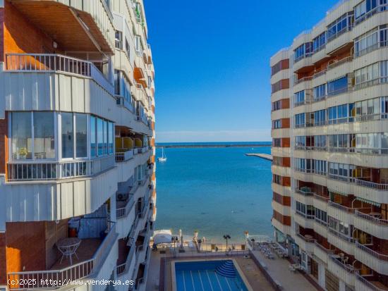 APARTAMENTO REFORMADO CON VISTAS AL MAR, PISCINA Y LICENCIA TURÍSTICA - ALICANTE