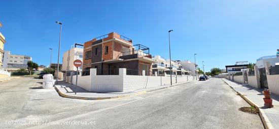 SE VENDE CHALET DE OBRA NUEVA CON PISCINA EN BENIJOFAR - ALICANTE