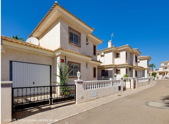 ADOSADO DE 3 DORMITORIOS 2 BAÑOS EN PLAYA FLAMENCA ( ORIHUELA COSTA ) - ALICANTE