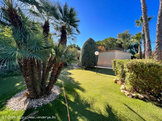 MAITINO AMPLIO CHALET CON PISCINA, PISTA DE TENIS CON VESTUARIOS Y BARBACOA - ALICANTE