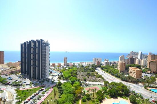 SE VENDE PISO DE 4 DORMITORIOS CON VISTAS AL MAR Y GARAJE CABINADO EN PONIENTE - ALICANTE