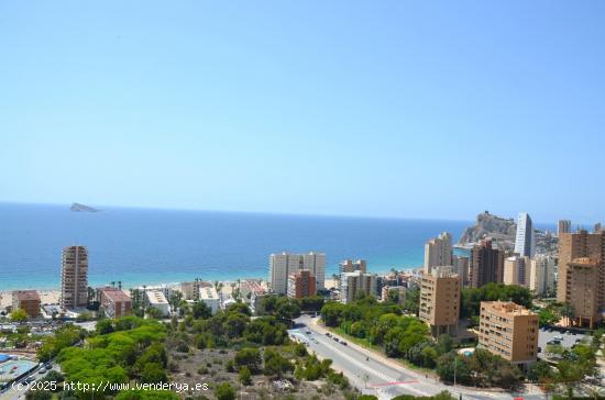 SE VENDE PISO DE 4 DORMITORIOS CON VISTAS AL MAR Y GARAJE CABINADO EN PONIENTE - ALICANTE