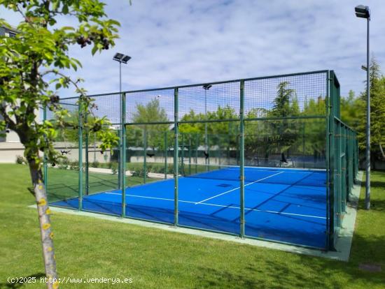 Piso 2 hab. y 2 baños, preciosa parcela, gran piscina, padel y pistas deportivas. Sin amueblar - VA