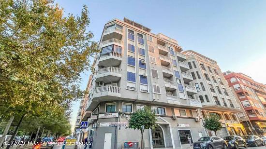 LOCAL COMERCIAL EN ESQUINA EN LA AVENIDA TEODOMIRO CON 194 M2 - ALICANTE