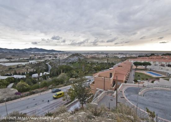 SOLAR EN LA NACLA. MOTRIL - GRANADA