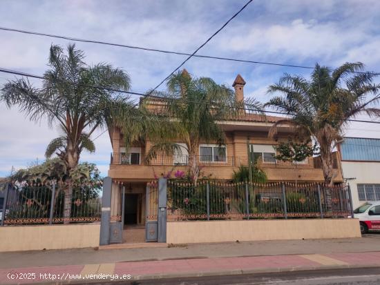 CHALET CON NAVE ADOSADA EN C/ ORILLA DEL AZARBE - MURCIA