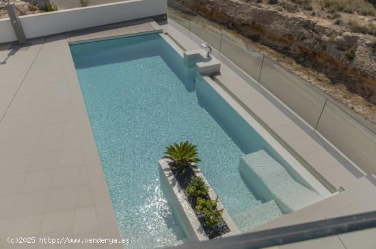 VILLAS A 250 m DE LA PLAYA EN CAMPOAMOR - ALICANTE