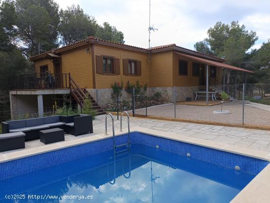 Bonita casa de madera con 2 viviendas y piscina en la urbanización de standing St. Jordi d'Alfama -