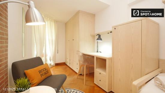 Hermosa habitación en apartamento de 4 dormitorios en Poblenou - BARCELONA