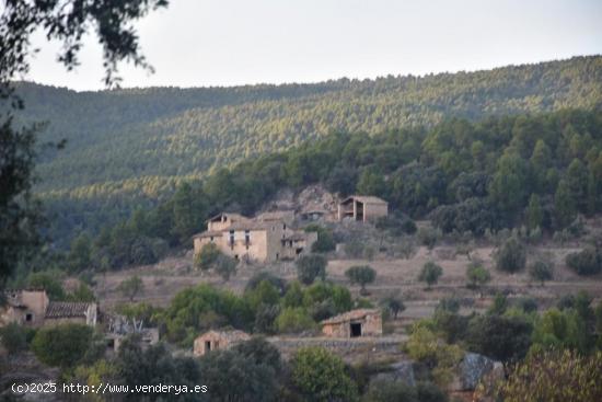 Finca con gran masía en Monroyo - TERUEL