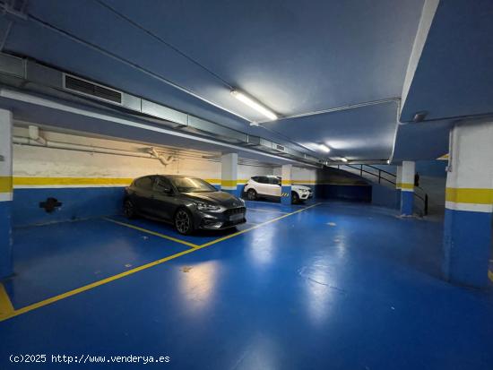  Plaza de parking para coche mediano en el centro - BARCELONA 