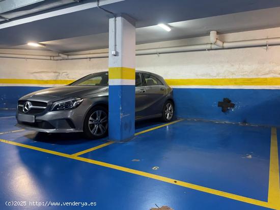 Plaza de parking para coche mediano en el centro - BARCELONA