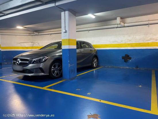 Plaza de parking para coche mediano en el centro - BARCELONA