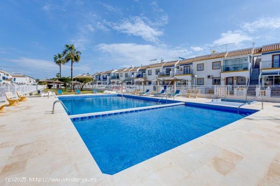 DÚPLEX ESQUINA CON TERRAZA, JARDÍN, SOLÁRIUM Y PISCINA COMUNITARIA - ALICANTE