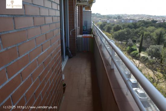 ÁTICO SEMINUEVO EN TORRE D'ENVEJA , FRENTE AL PARQUE CON PARQUING Y TRASTERO. - BARCELONA