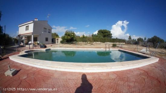 CHALET ESTUPENDO EN VILLAFRANQUEZA con 6 dormitorios y 3000 m2 de terreno - ALICANTE