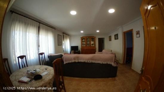 CHALET ESTUPENDO EN VILLAFRANQUEZA con 6 dormitorios y 3000 m2 de terreno - ALICANTE