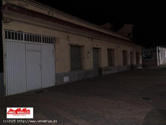 SE ALQUILA LOCAL COMERCIAL EN ROJALES EN CALLE PRINCIPAL - ALICANTE