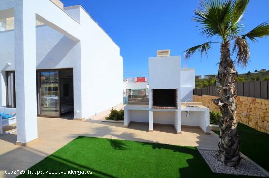 SE VENDE VILLA DE LUJO CON 3 DORMITORIOS Y PISCINA PROPIA EN FINESTRAT! SEVENDGROUP.COM! - ALICANTE