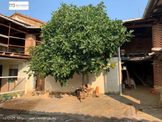 Casa de dos plantas en Villar de Mazarife con amplio patio - LEON