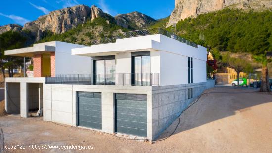 Villas de obra nueva con vistas al mar situadas en Polop - ALICANTE