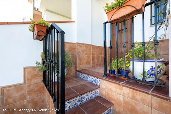 Preciosa casa adosada en Santa Cruz del Comercio con patio y terraza - GRANADA