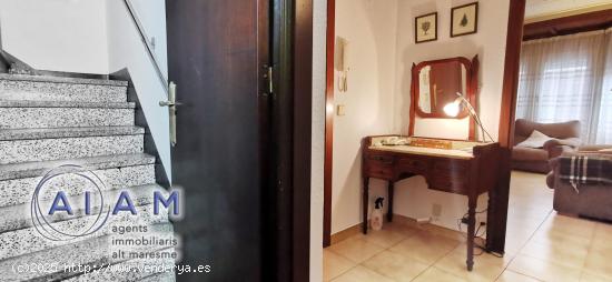 Edifidio con local y vivienda dúplex en carrer Església - BARCELONA