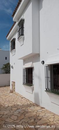 SE VENDE CHALET ADOSADO EN MEDINA SIDONIA - CADIZ