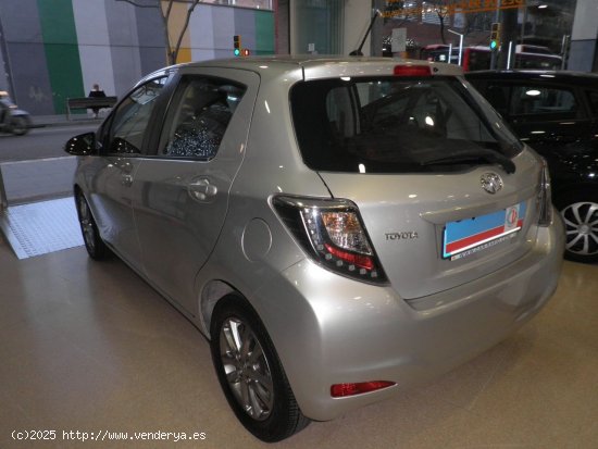 Toyota Yaris 1.3 VVTI ACTIVE Gasolina Etiq. medioambiental verde C - Barcelona