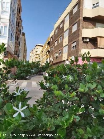 PISO CON GARAJE EN PLENO CENTRO DE ALMERIA - ALMERIA