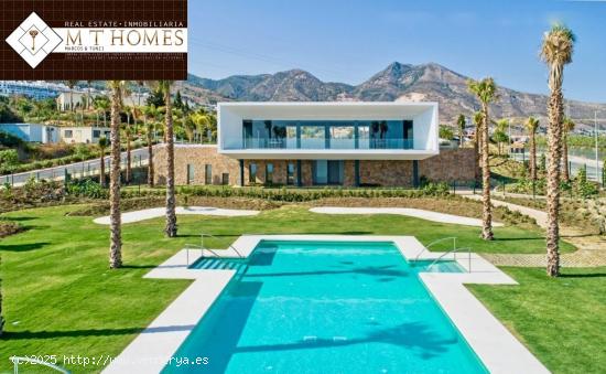 VILLA MINIMALISTA EN URBANIZACIÓN CON PISCINA EN TORREMUELLE - BENALMÁDENA - MALAGA