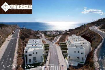 FANTÁSTICO ADOSADO EN URBANIZACIÓN EN RINCÓN DE LA VICTORIA CON SOLARIUM - MALAGA